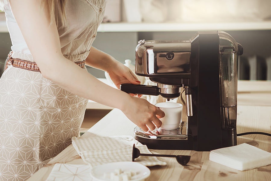 žena pripravuje kávovar na odvápnenie