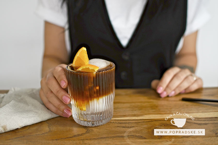 pohár s espresso tonikom