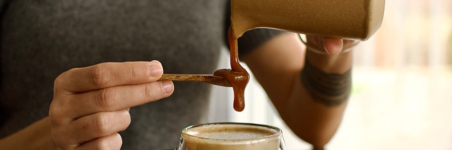 Použitie karamelového sirupu do kávy