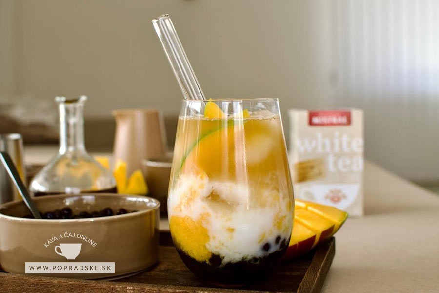 Hotový domáci ovocný bubble tea podávaný s bielym čajom popradske v pozadí