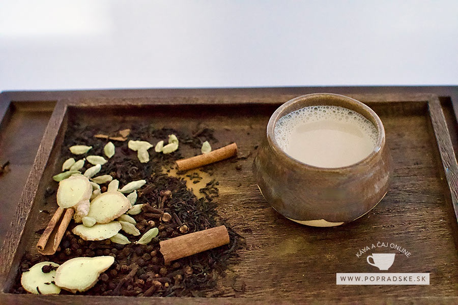 Hrejivý masala čaj s mliekom servírovaný so škoricovými tyčinkami Masala čaj ako exotická pochúťka, ktorá rozvonia váš domov