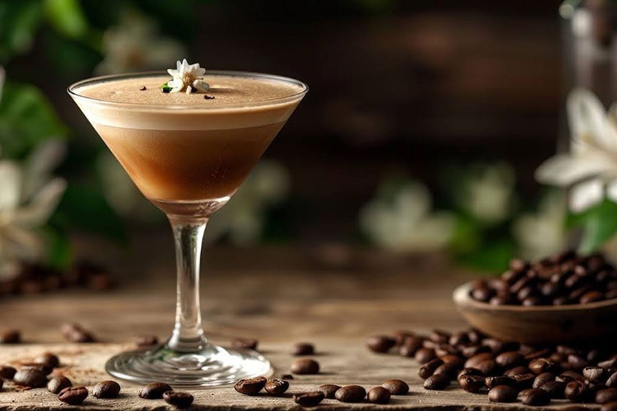 Espresso martini a zrnká kávy