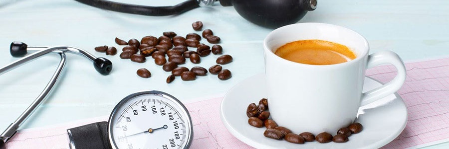 Šálka kávy a fonendoskop