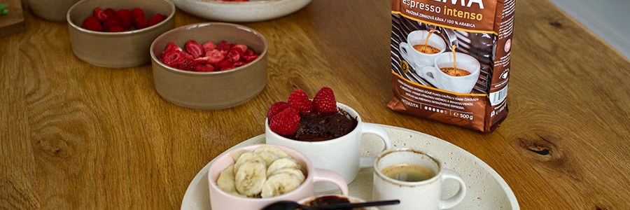 Mug cake a jeho tri varianty servírované s kávou Popradská