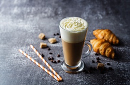 Spoznajte alžírsku kávu: Sladký nápoj s vaječným likérom