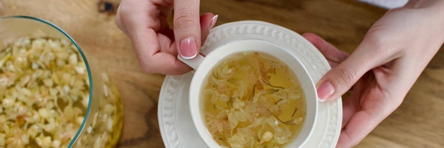 Jazmínový čaj v pohári