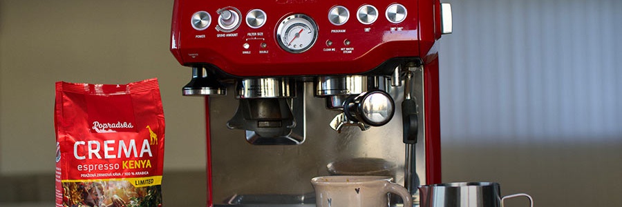 Domáci kávový kútik s kávovarom a popradskou kávou