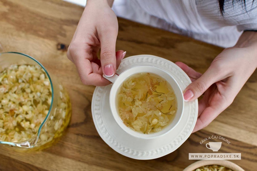 Jazmínový čaj v pohári