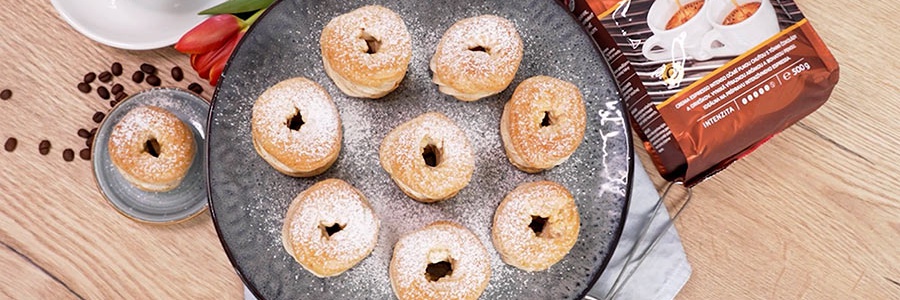 Odpaľované venčeky servírované s kávou popradské na drevenom stole