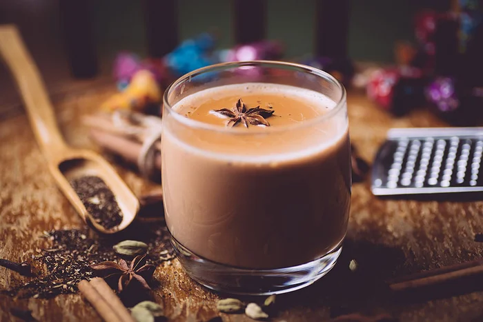Spoznajte chai latte: Lahodný korenený nápoj z ďalekej Indie