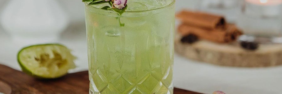 Matcha tonic pripravený z domáceho receptu