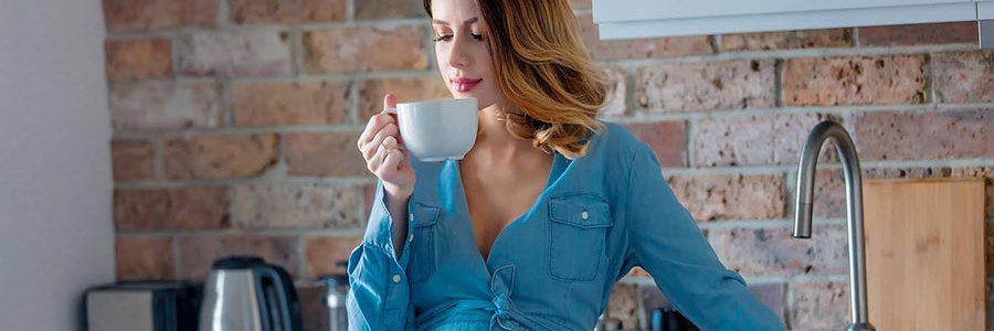 tehotná žena pijúca kávu