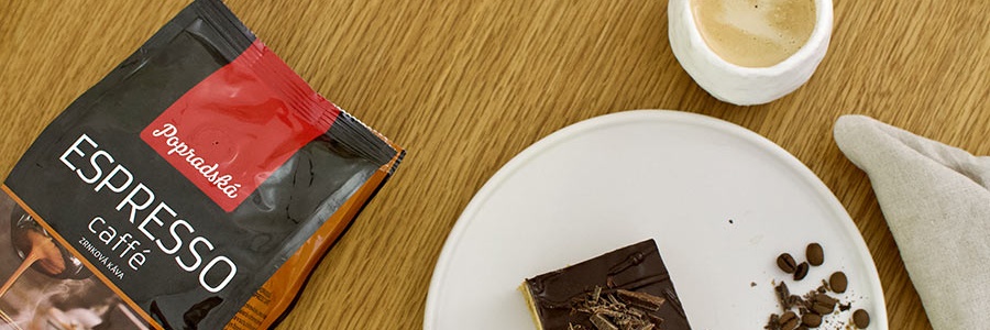 Kávové rezy s hoblinkami čokolády a balenie kávy Popradská Espresso caffé