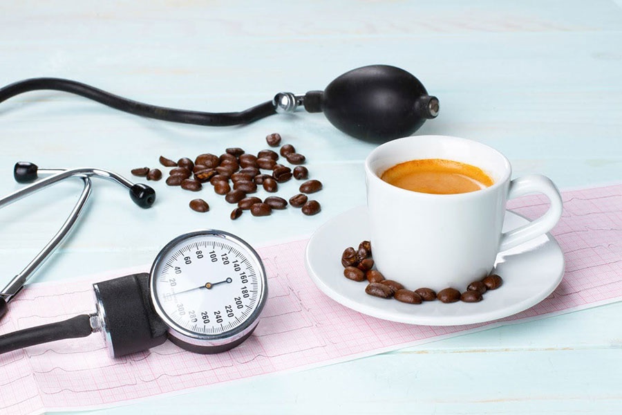 Šálka kávy a fonendoskop