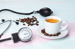 Káva a krvný tlak: Príjemný ranný rituál alebo riziko pre srdce?