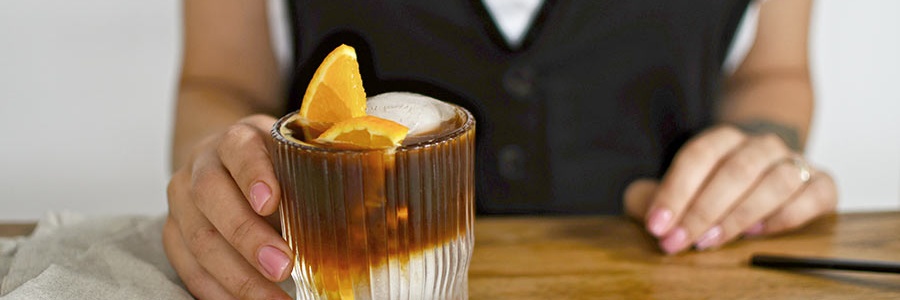 pohár s espresso tonikom