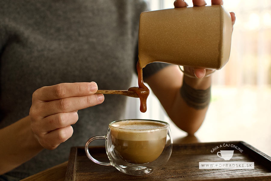 Použitie karamelového sirupu do kávy