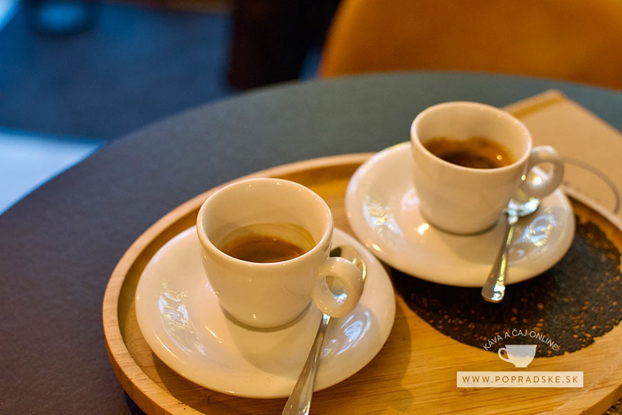 Šálky ristretta pripraveného z kvalitnej kávy