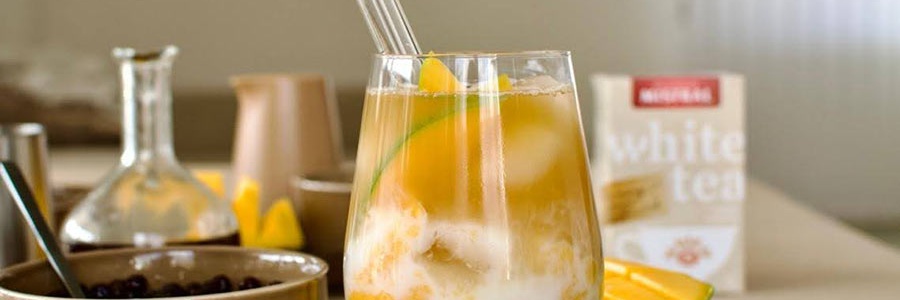 Hotový domáci ovocný bubble tea podávaný s bielym čajom popradske v pozadí