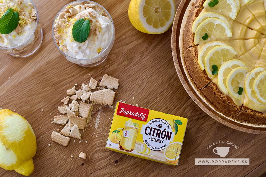 Citrónový cheesecake podávaný vo forme torty a v pohári na drevenom stole s citrónovým čajom popradské