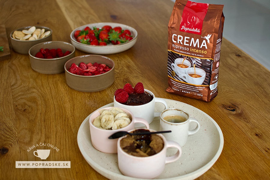 Mug cake a jeho tri varianty servírované s kávou Popradská