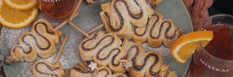 Vianočné stromčeky z lístkového cesta s čokoládou a ovocným punčom