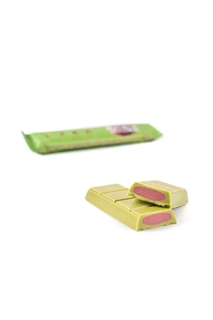 tyčinka matcha malina v bielej čokoláde