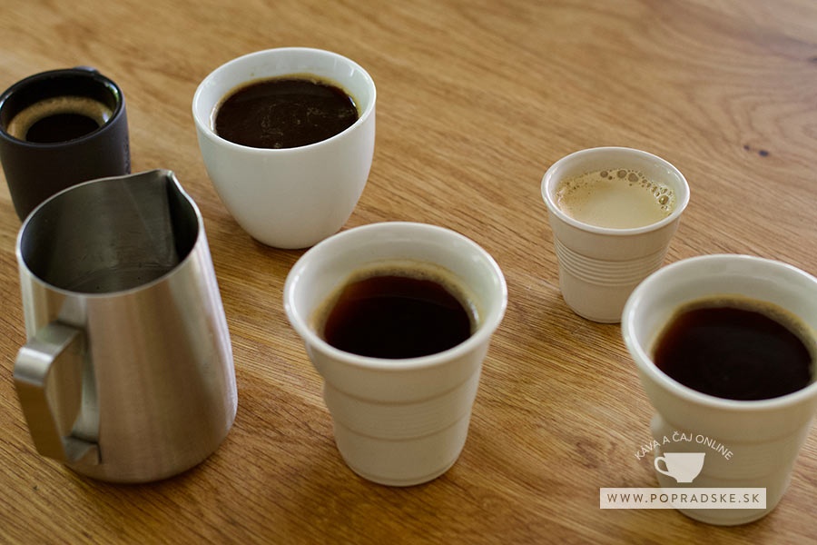 Kávy americano a lungo na stole počas stretnutia dvoch ľudí