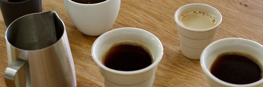 Kávy americano a lungo na stole počas stretnutia dvoch ľudí
