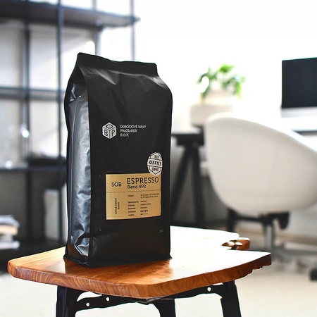 Výberová káva Espresso blend na stolčeku