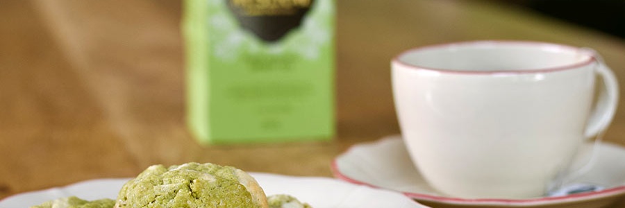 Matcha cookies upečené podľa receptu položené na bielom tanieri so zeleným čajom