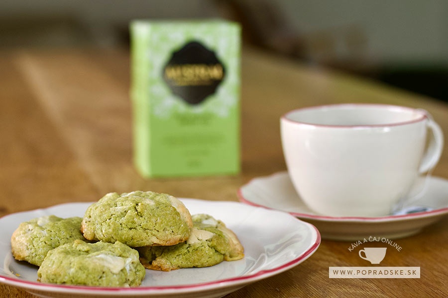 Matcha cookies upečené podľa receptu položené na bielom tanieri so zeleným čajom