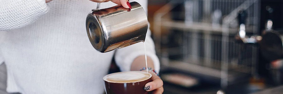 Tvorba latte art na cappuccino
