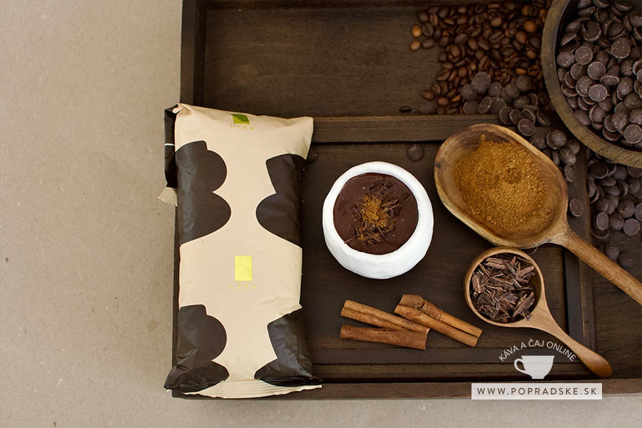 Drevený podnos s ingredienciami na horúcu čokoládu. Hustá horúca čokoláda s kávou.