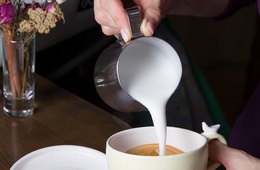 Ako správne napeniť mlieko, aby vyzeralo ako od baristu?