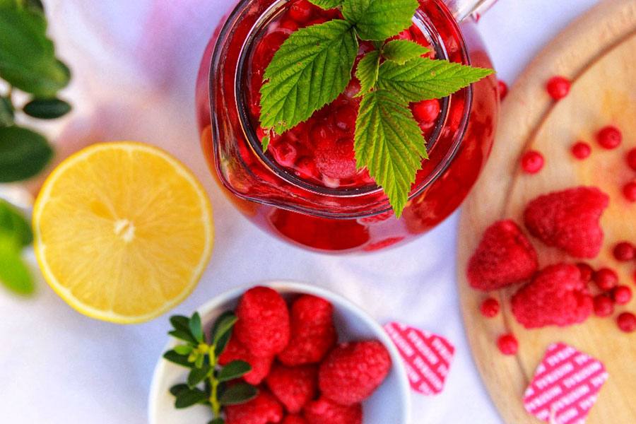 Ľadový drink s vitamínmi z bobuľového ovocia