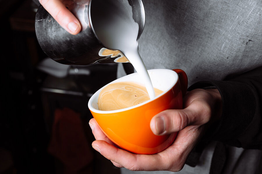 príprava latte art s pomocou kanvičky a mlieka