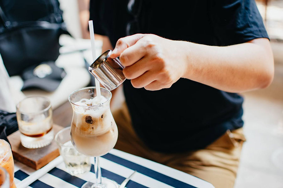 Príprava kokteilu espresso martini