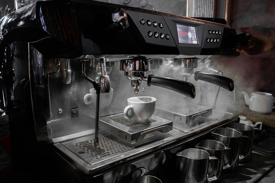 Príprava kávy espresso na profesionálnom pákovom kávovare