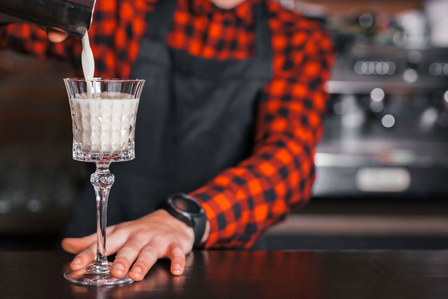 Krémový White Russian koktail nalievaný do pohára