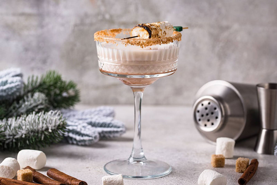 Krémový White Russian koktail s ozdobeným okrajom a marshmallow