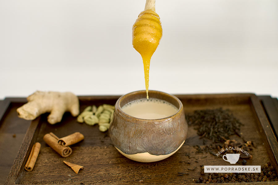 Tradičný masala čaj pripravený v domácom prostredí Príprava tradičného masala čaju