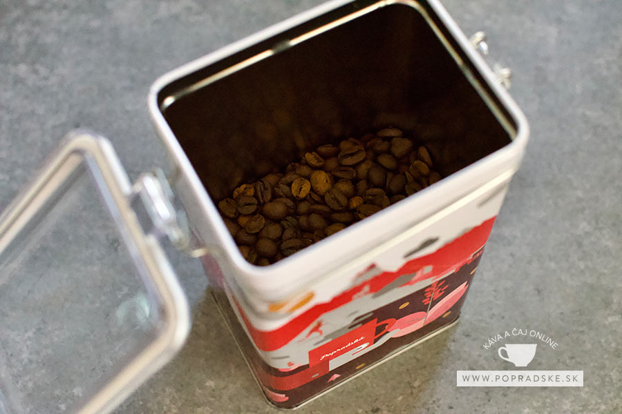 Uchovávanie kávy v plechovej dóze