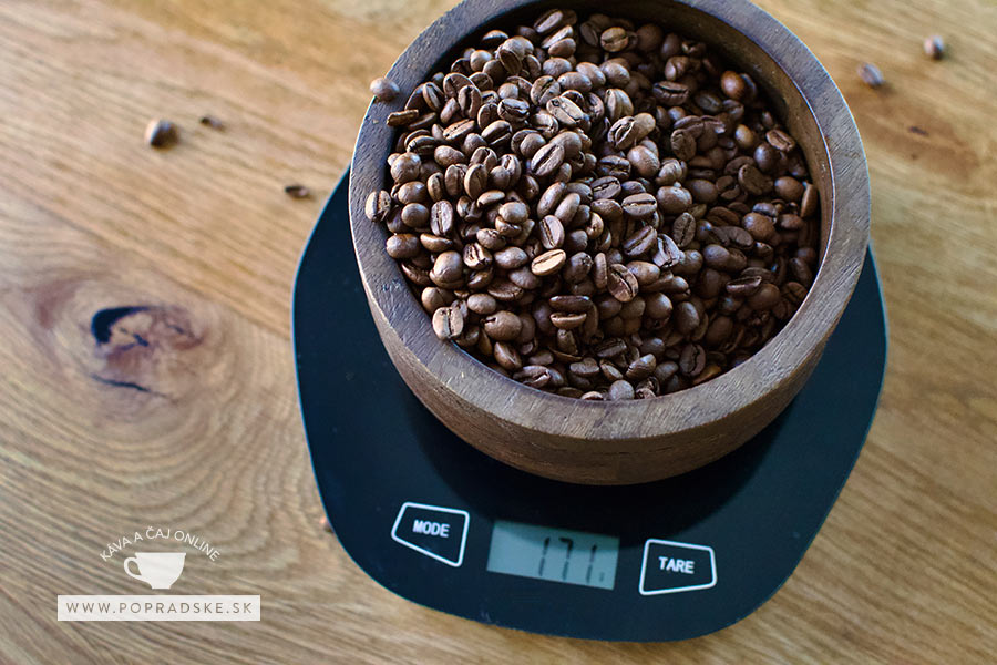Váženie kávových zŕn pred mletím