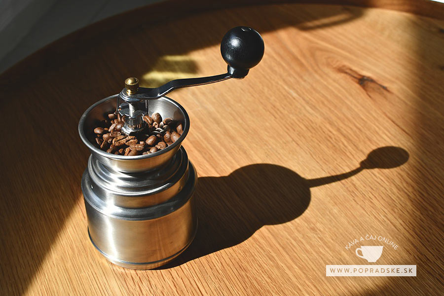 Mletie kávových zŕn ručným mlynčekom