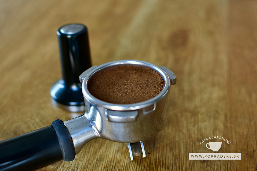 Príprava espressa s mletou kávou