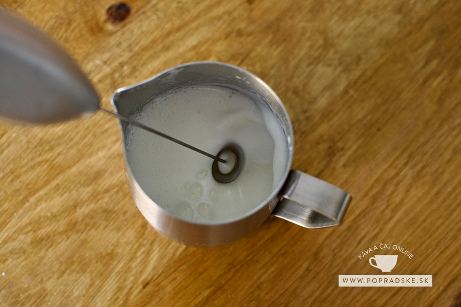 Napenenie mlieka na cappuccino