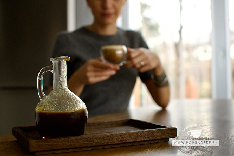 Vychutnávanie si domáceho karamelového sirupu v domácom prostredí
