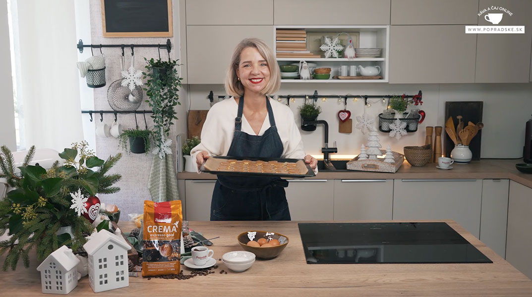 Plech s pripravenými profiterolkami pred pečením