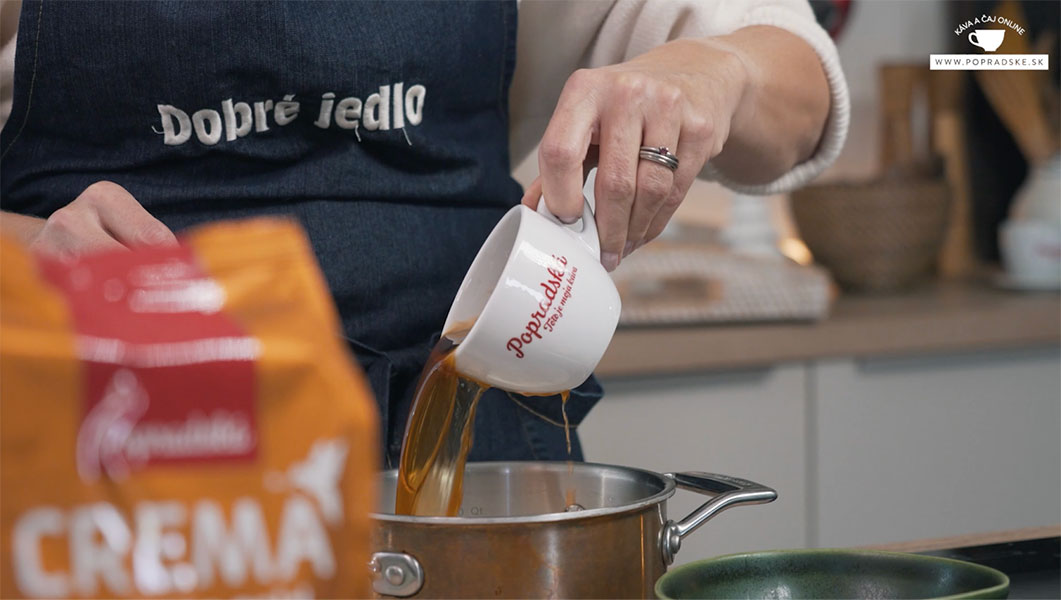 Pridávanie kávy do krému na profiterolky